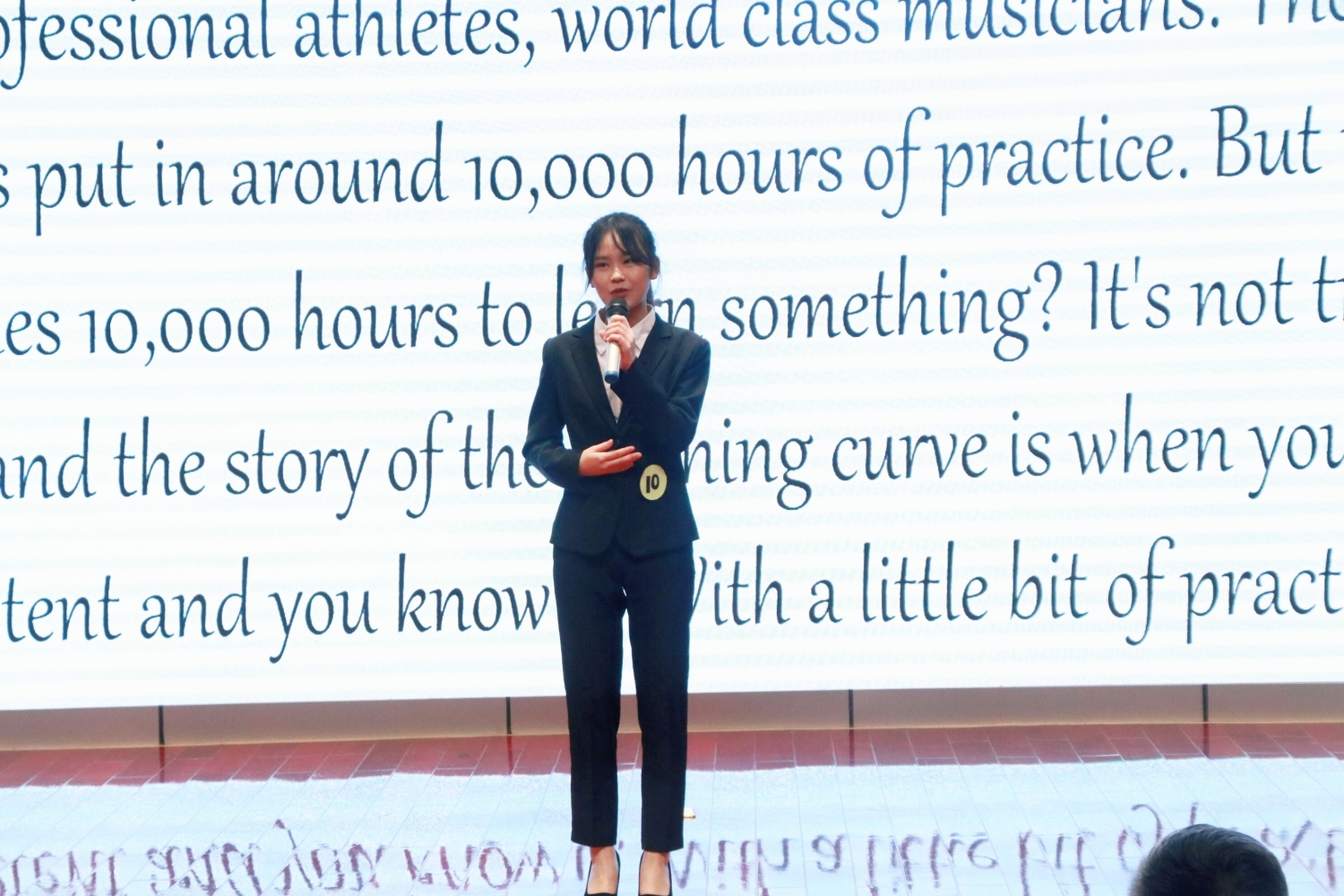 外国语学院举办2021级新生英语演讲比赛